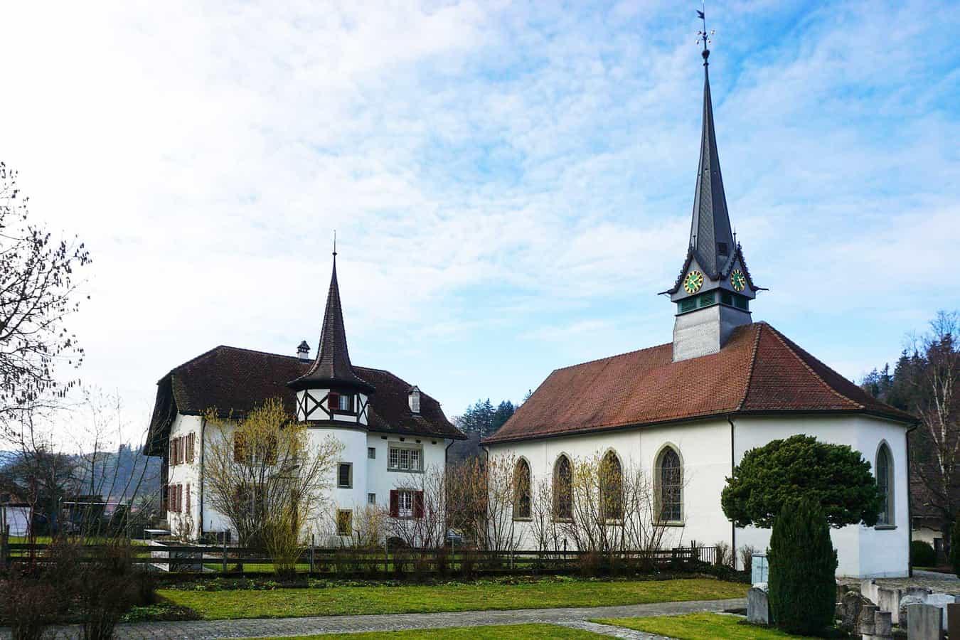 Kirche und Pfarrhaus in Rüegsau von Süd-Osten