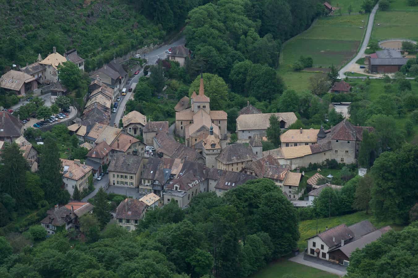 Das mittelalterliche Dorf Romainmôtier, das sich um seine romanische Abteikirche gruppiert.