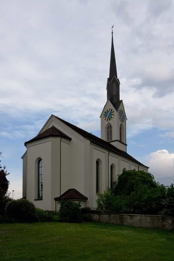 Die Kirche in Obfelden vom Friedhof gesehen