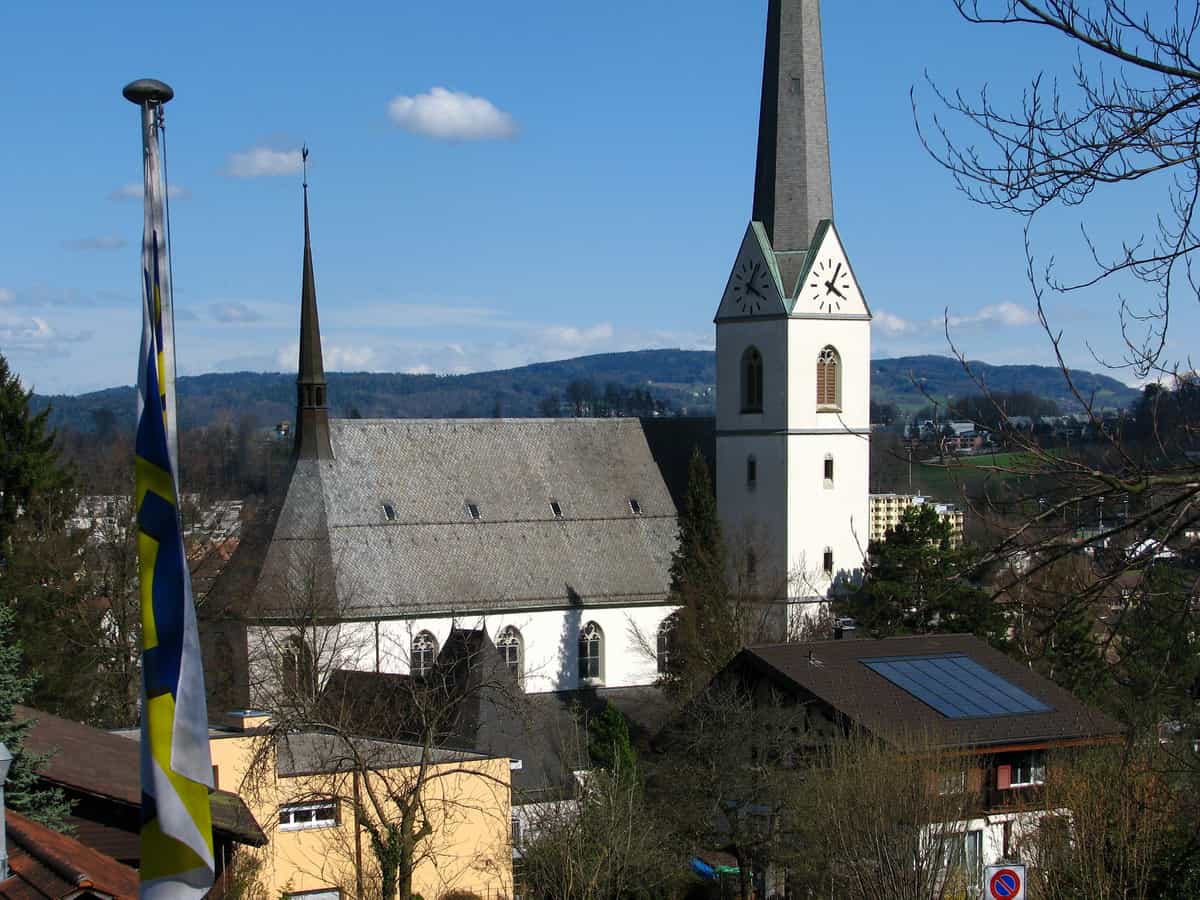 Kirche Heilige Dreifaltigkeit, Adliswil, von der Seilbahn aus gesehen