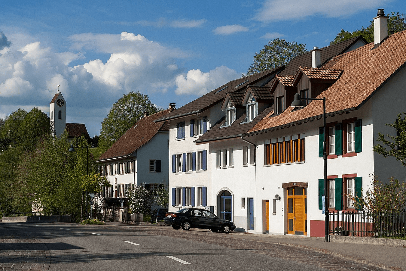 Hauptstrasse mit Pfarrhaus