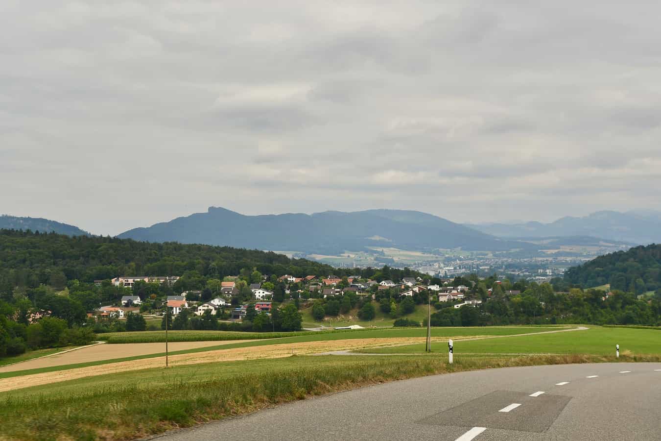 Blick auf das Dorf Develier (JU) in der Schweiz.