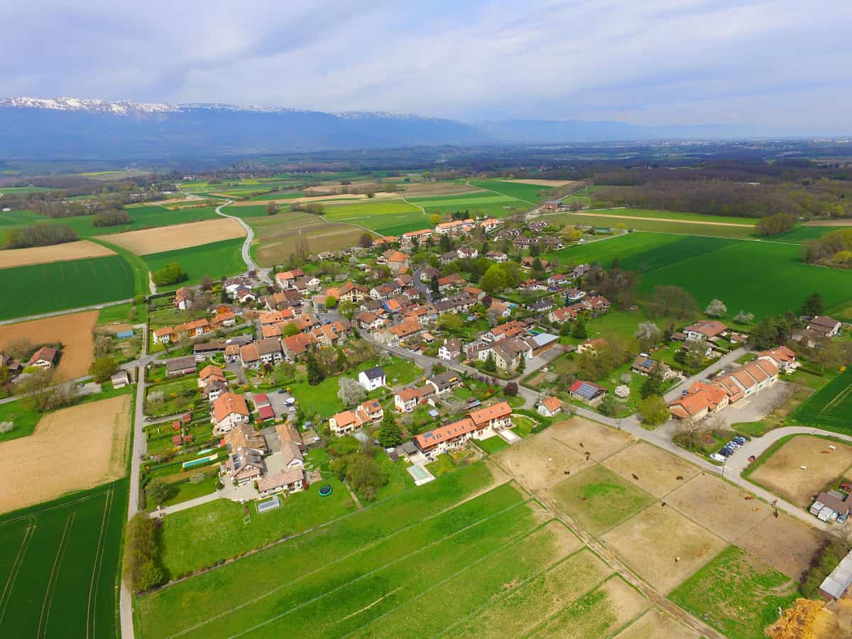 Laconnex, eine politische Gemeinde des Kantons Genf in der Schweiz. Luftbild.