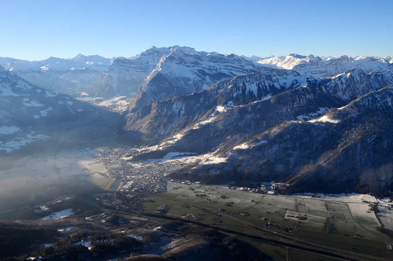 Glarus Nord, Luftaufnahme in Richtung Süden; unten im Bild der Linthkanal