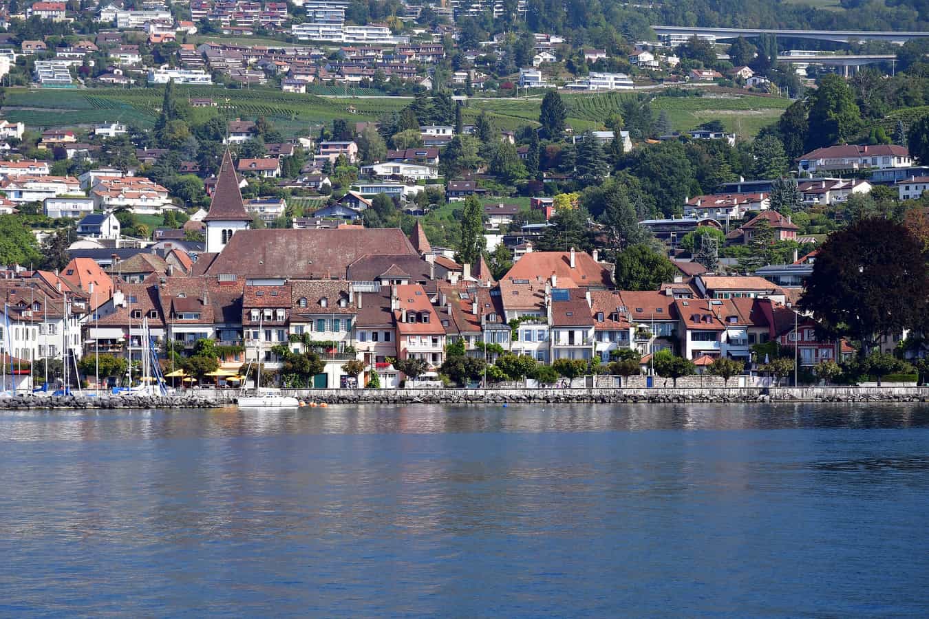Lutry (cantone di Vaud, Svizzera), vista dal lago di Ginevra.