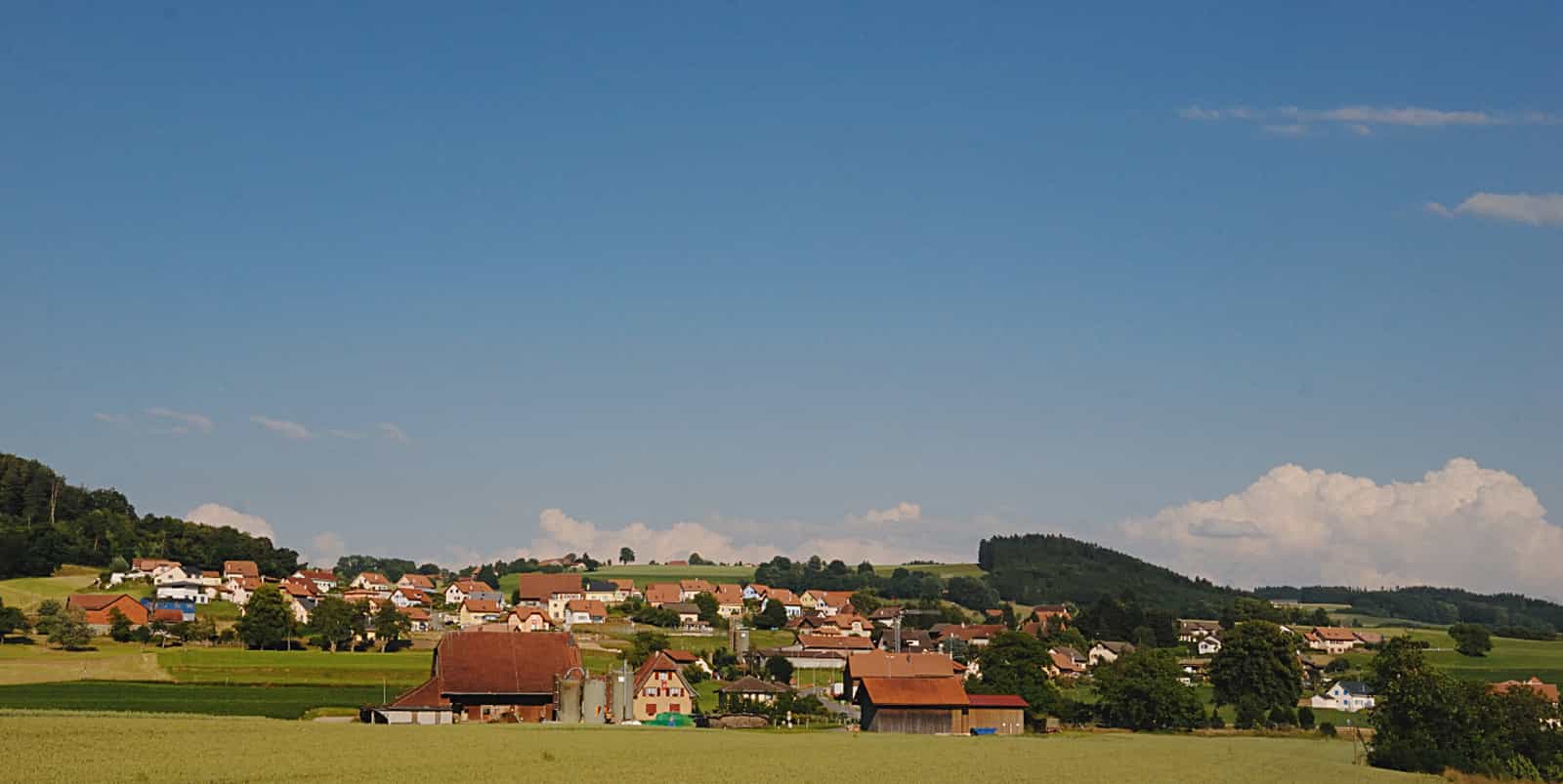 Das Dorf Montet im Bezirk Glâne, Kanton Freiburg, Schweiz.