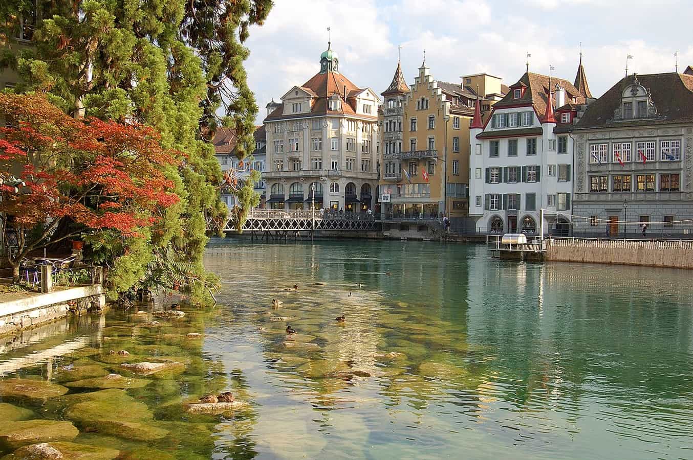 Altstadt von Luzern mit Blick auf den Fluss Reuss