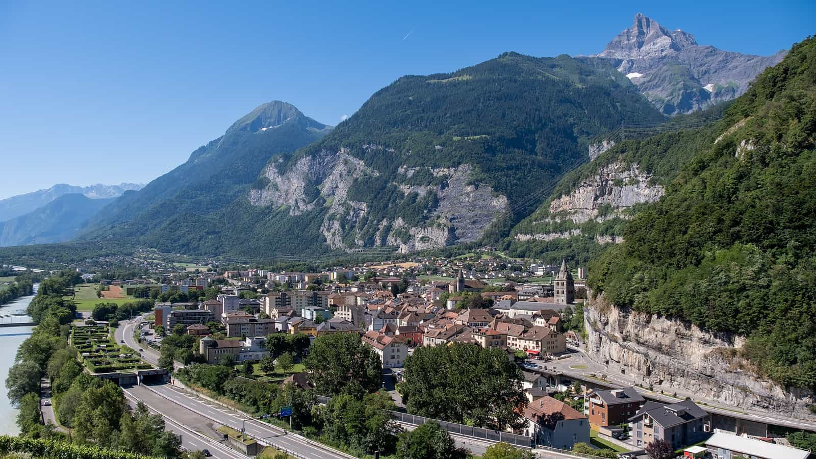 Saint-Maurice (Valais) en 2022, vu depuis les vignes de Bex.