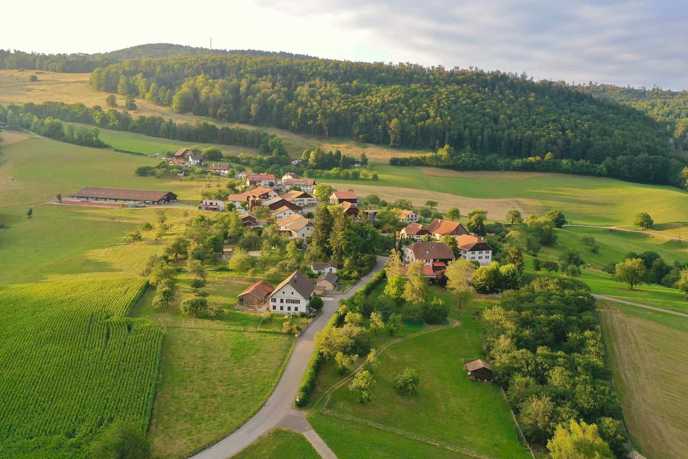 Vista del villaggio di Montavon (JU), Svizzera.