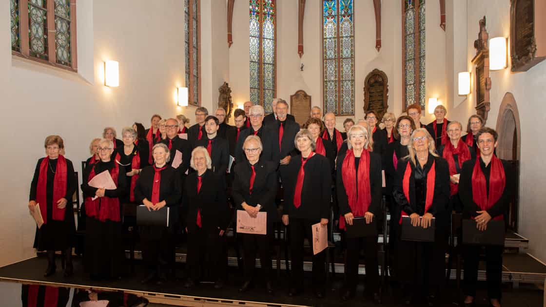 Der Oratorienchor Baselland tritt in schwarzer Kleidung mit rotem Schal oder roter Krawatte auf. Er hat um die 40 Aktivmitglieder.