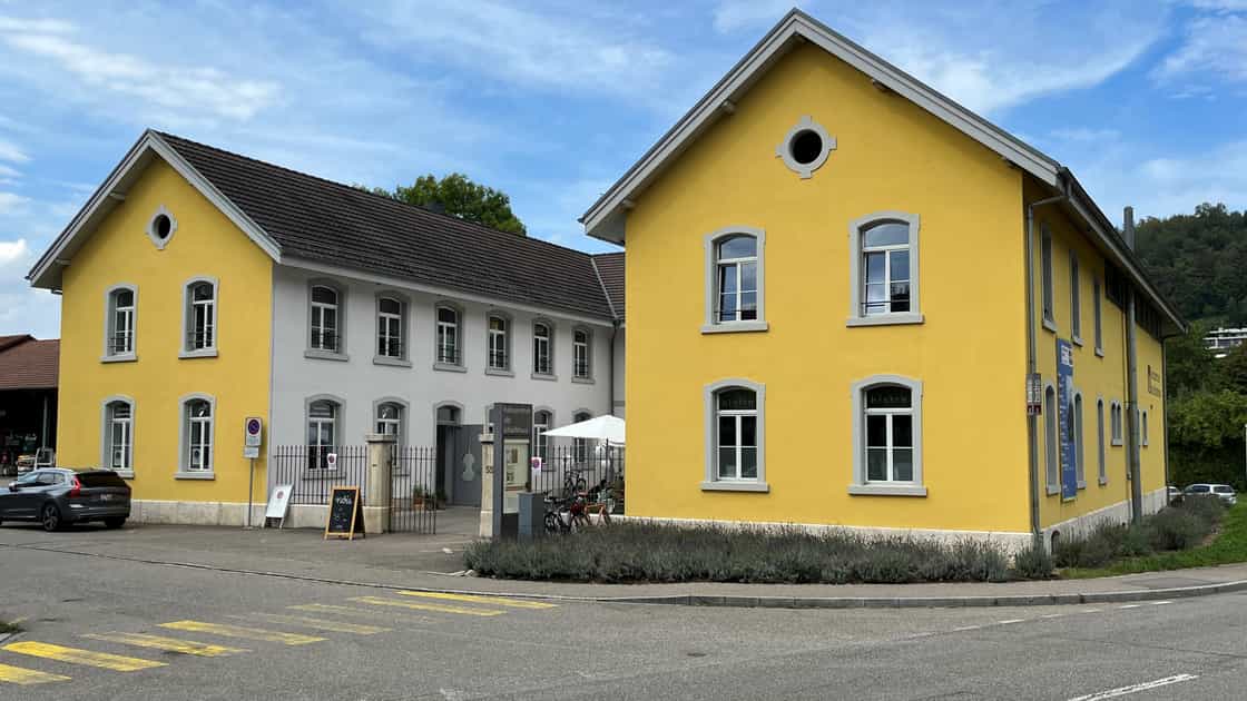 gelbes Haus in Laufen, ehemaliges Schlachthaus das in ein Kulturzentrum umgebaut worden ist, es gibt auch einen tollen Saal für Konzerte, Kino und Tanz