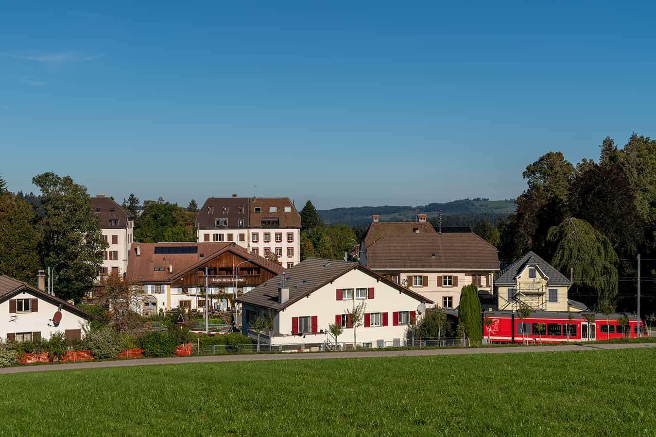 Blick aufs Dorfzentrum von La Ferrière (BE)