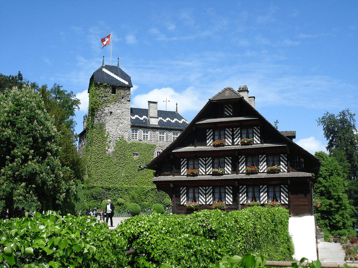 Altes Schloss Buonas mit Zugerhaus im Vordergrund