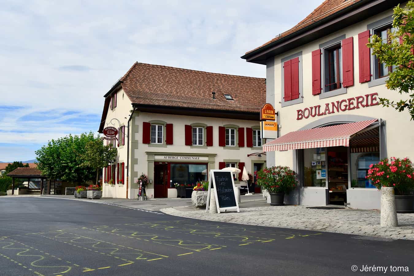 Dorfzentrum von Sullens (VD), Schweiz.