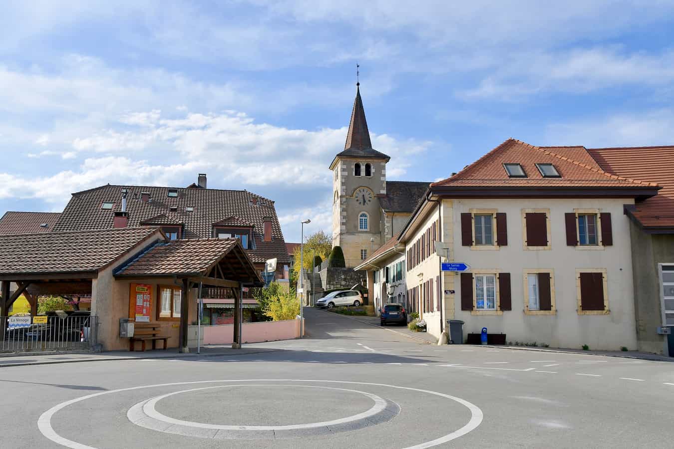 Dorfzentrum von Cuarnens (VD), Schweiz.