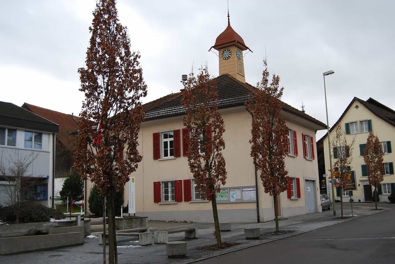 Altes Gemeindehaus mit Uhrturm im Zentrum von Hagenbuch