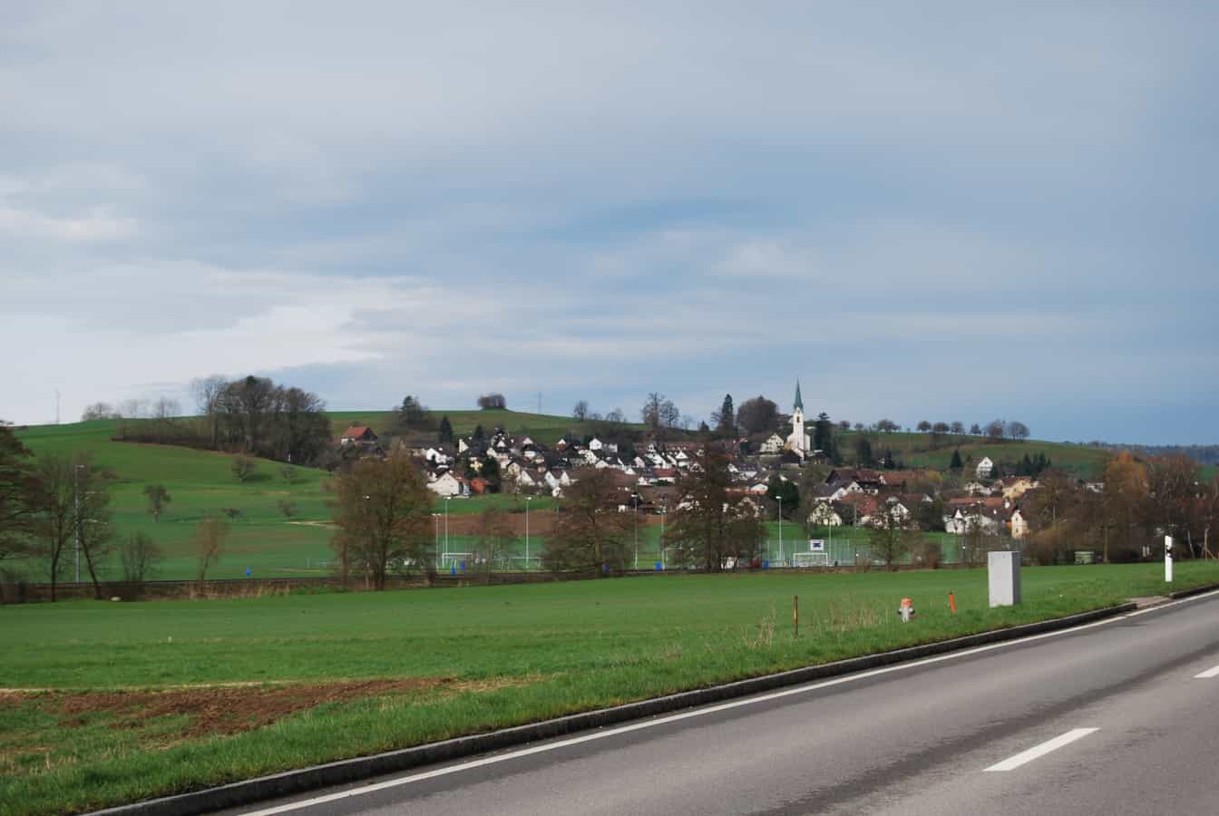 Das Dorf von der Hauptstrasse 17 aus gesehen
