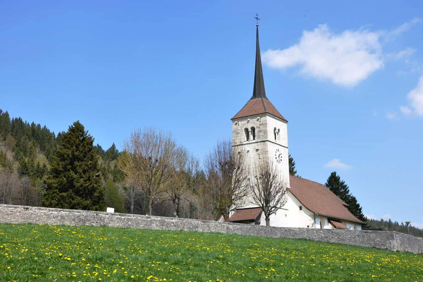 Église réformée du village de La Sagne dans la Vallée de la Sagne (également appelée Vallée des Ponts) du Jura neuchâtelois.