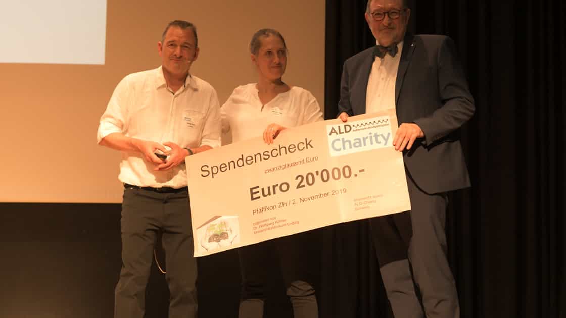 ALD-Charity Spende an Dr Wolfgang Köhler, leitender Arzt  Leukodystrophie Zentrum der Klinik in Leipzig