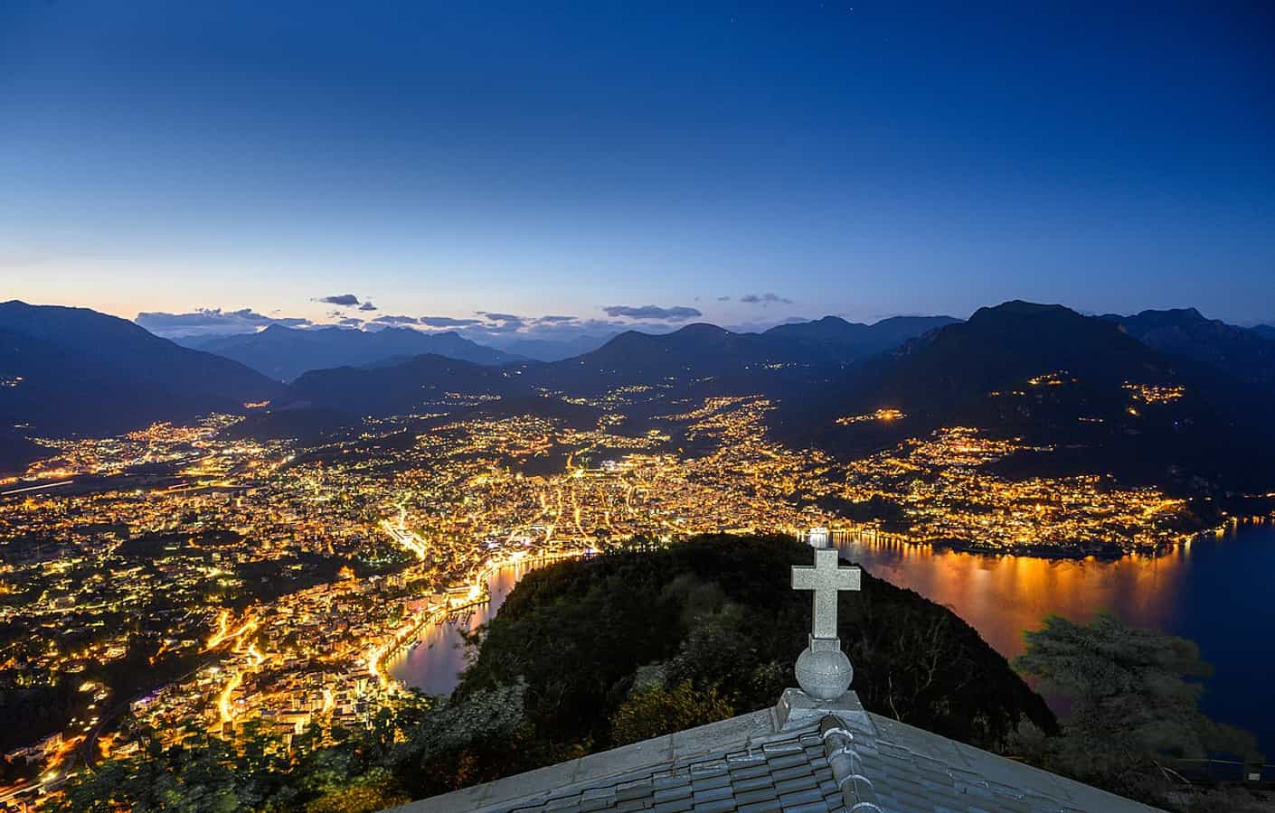 Blick am Monte San Salvatore auf das nächtliche Lugano