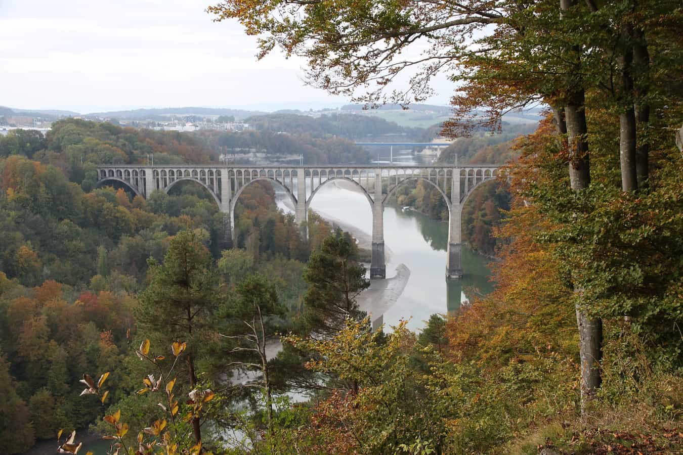 The Grandfey Viaduct over the dammed Saane (Schiffenensee) is used by SBB and BLS trains between Fribourg and Bern at the top and by pedestrians, joggers and cyclists between Fribourg and Düdingen at the bottom.
