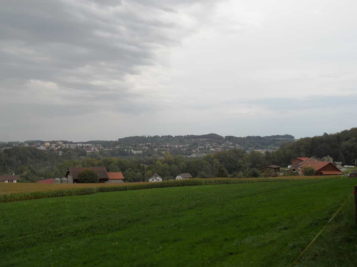 Sicht von Marly im kanton Freiburg in der Schweiz vom Weiler Chésalles aus gesehen.