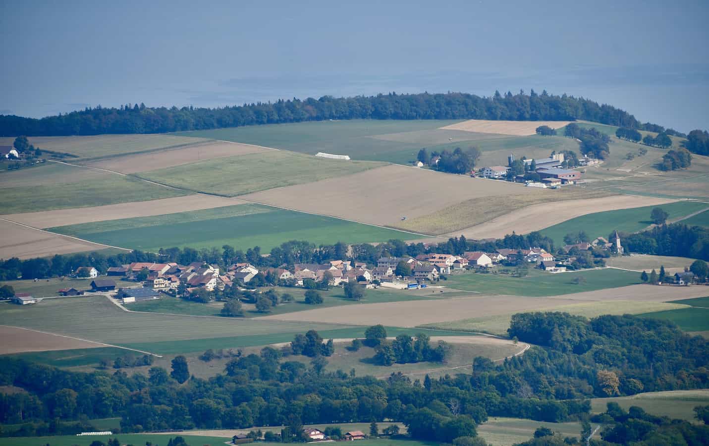Blick auf das Dorf Burtigny (VD) in der Schweiz.