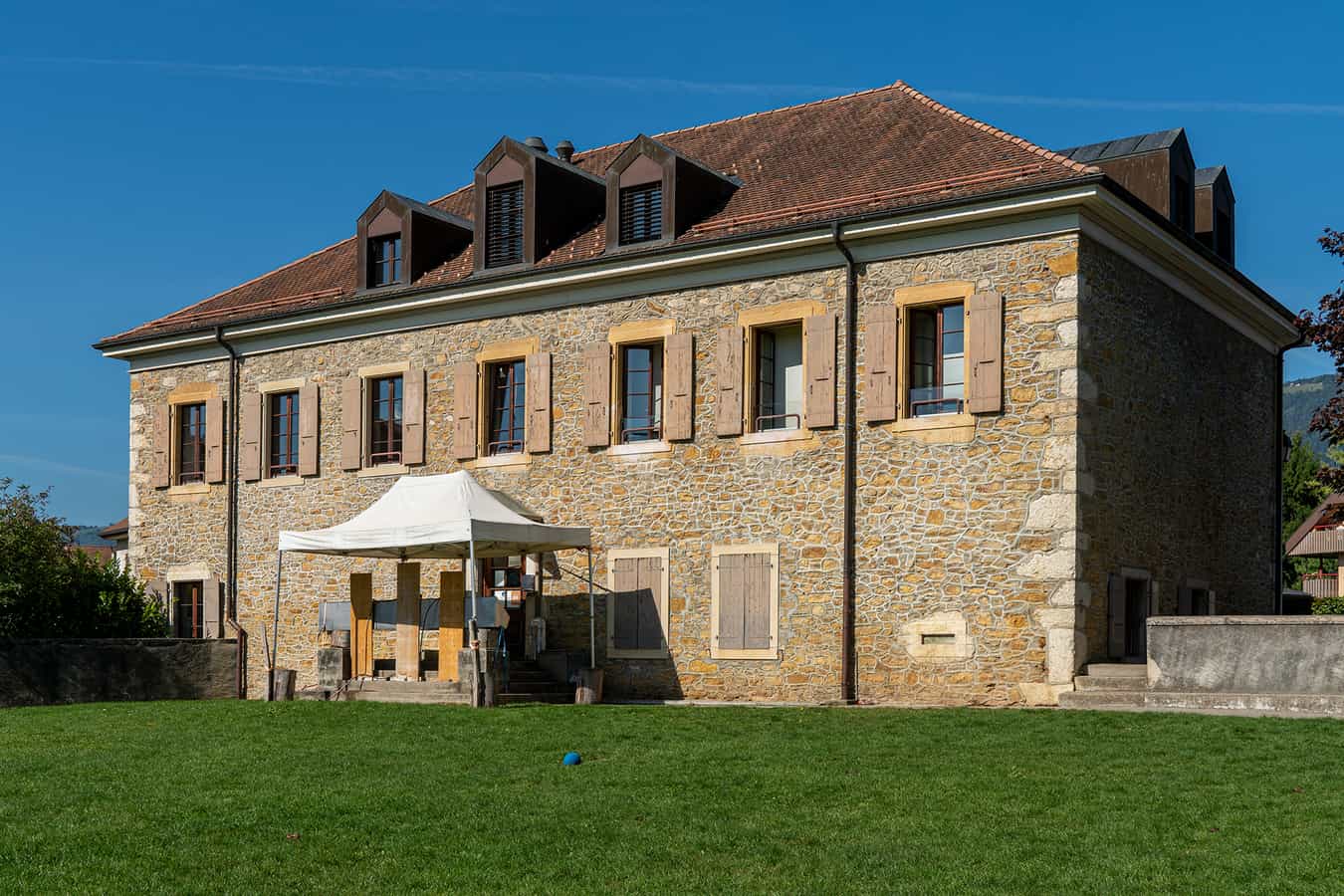 Ex edificio scolastico e attuale amministrazione comunale a Champagne (VD)