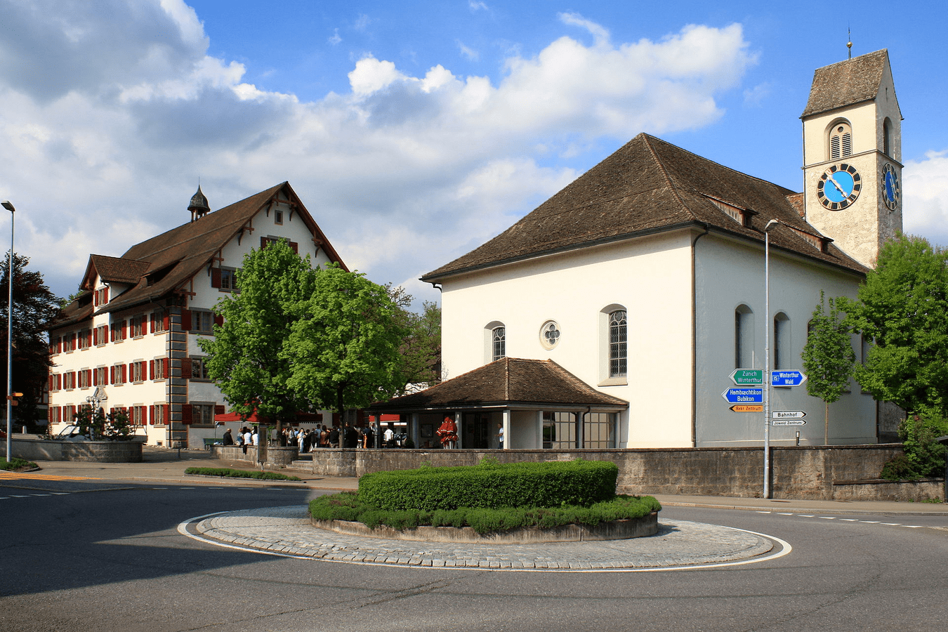 Die evangelisch-reformierte Kirche, links das Amthaus mit der Gemeindebibliothek beim Klosterhof