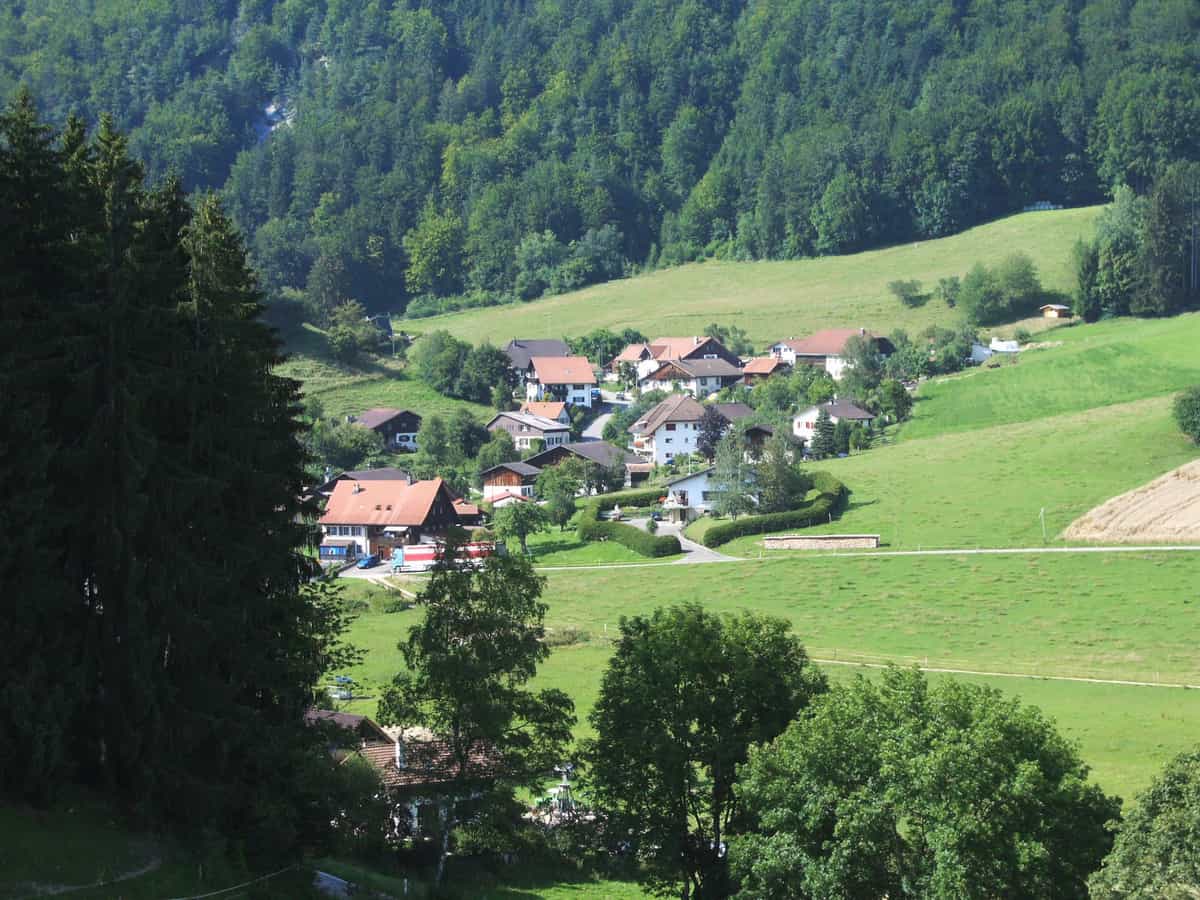 Veduta del comune di Saules (cantone di Berna, Svizzera).
Foto scattata da Reconvilier in direzione nord.