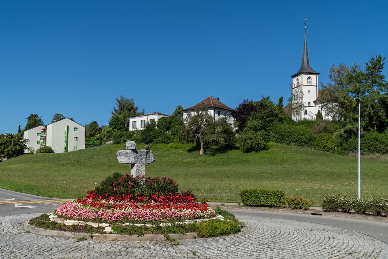 Roundabout with view of the church district in Matran (FR)