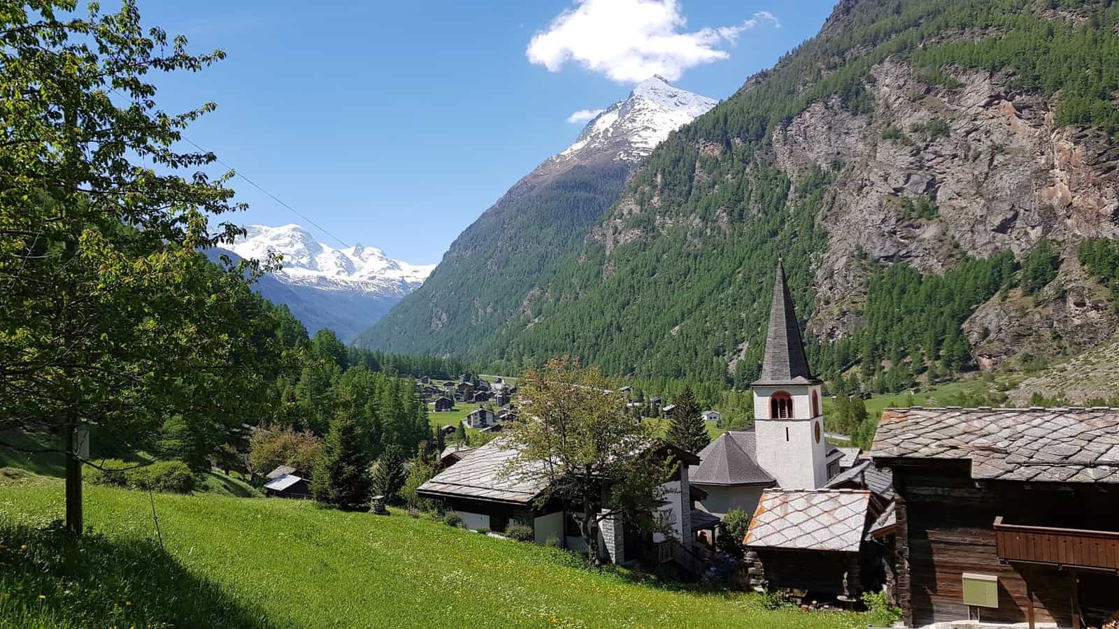 Dorf Randa im Wallis mit Kirche