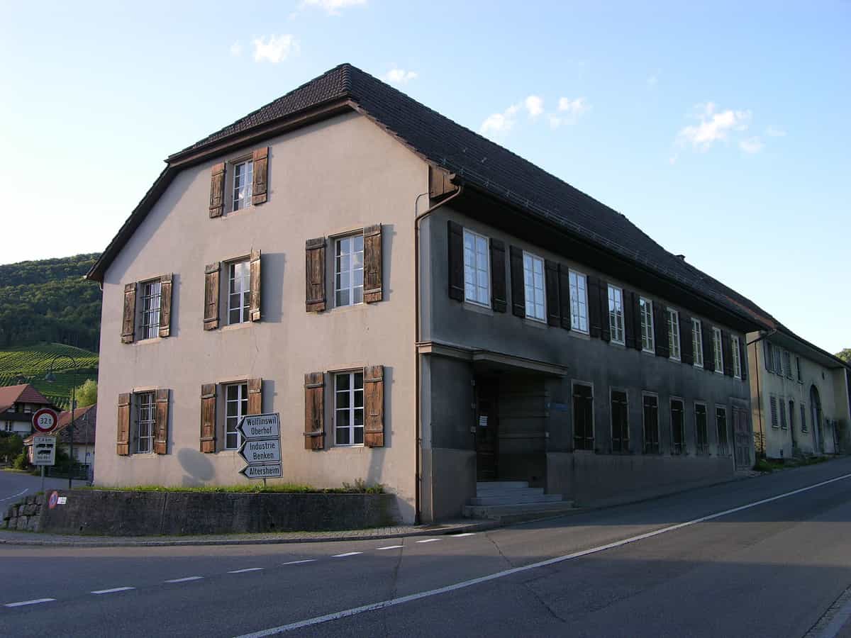 Küttigen: Altes Schulhaus in der Verzweigung Benken- und Staffeleggstrasse