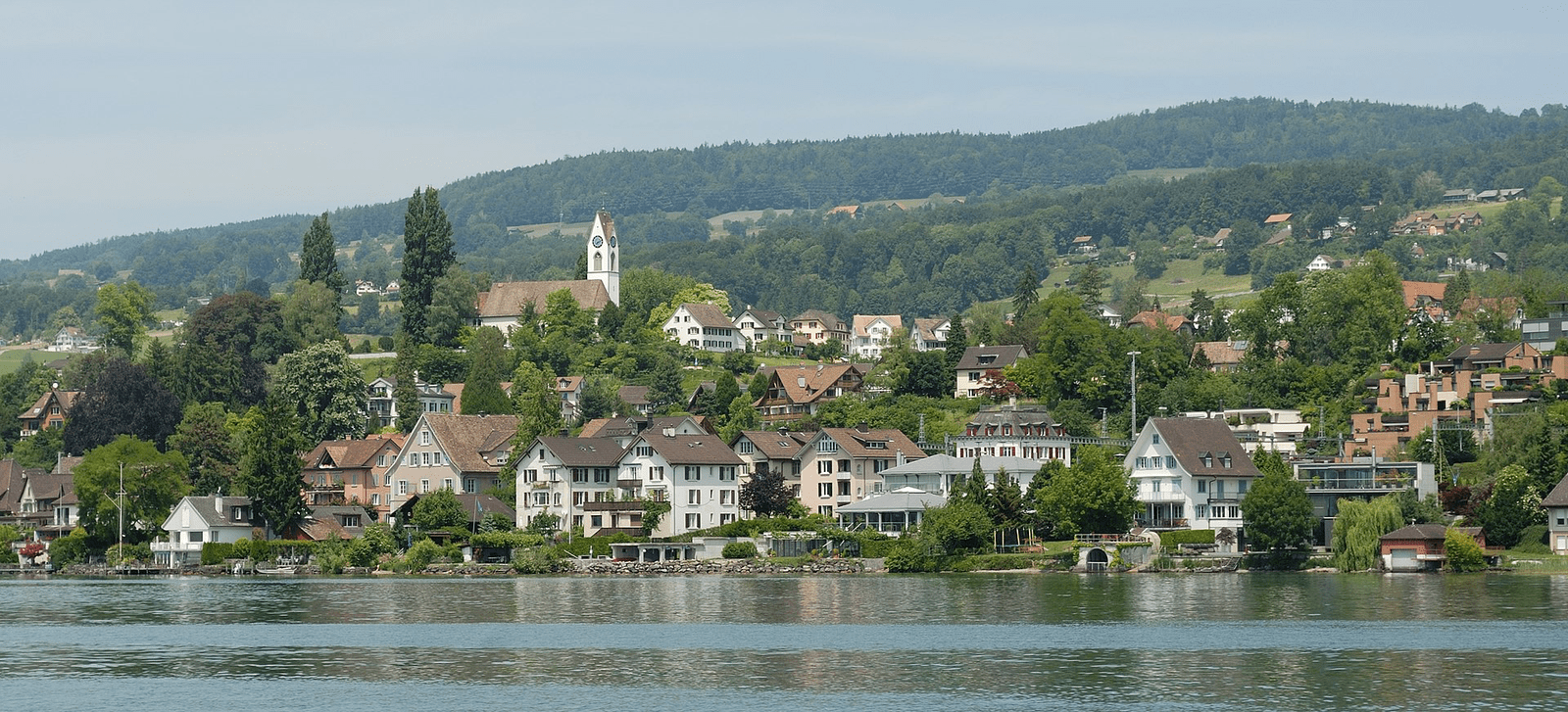 Weitere Einzelheiten Blick vom Zürichsee auf Uetikon am See mit der reformierten Kirche.