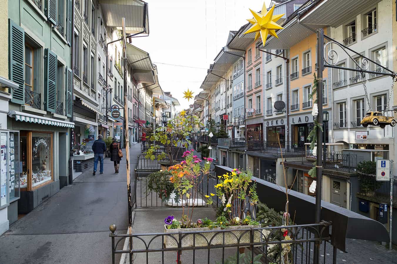 Obere Hauptgasse mit Hochtrottoirs in Thun