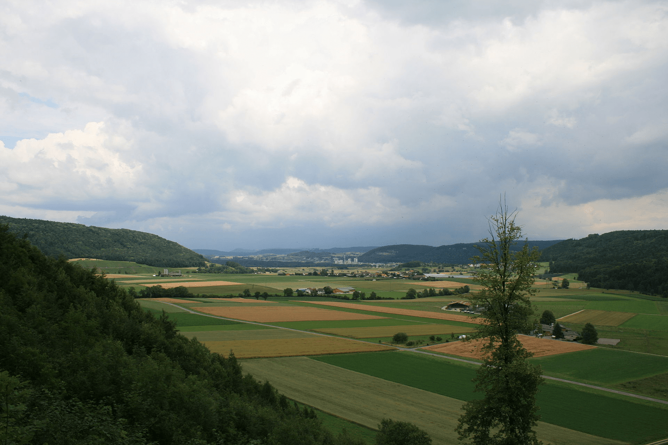 Blick vom Iberg (Gemeinde Riniken) Richtung Siggenthal-Station im unteren Aaretal