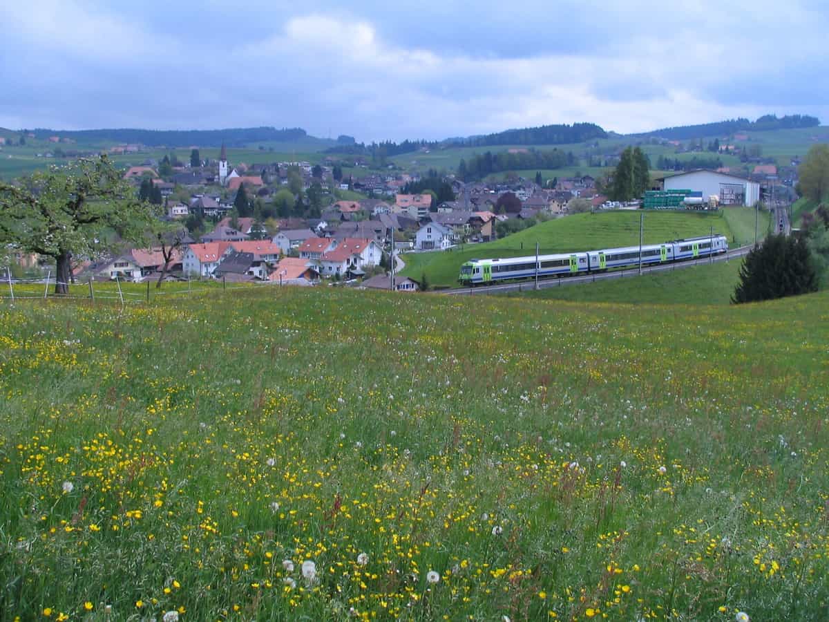 Biglen, Kanton Bern, von Westen gesehen mit Eisenbahn