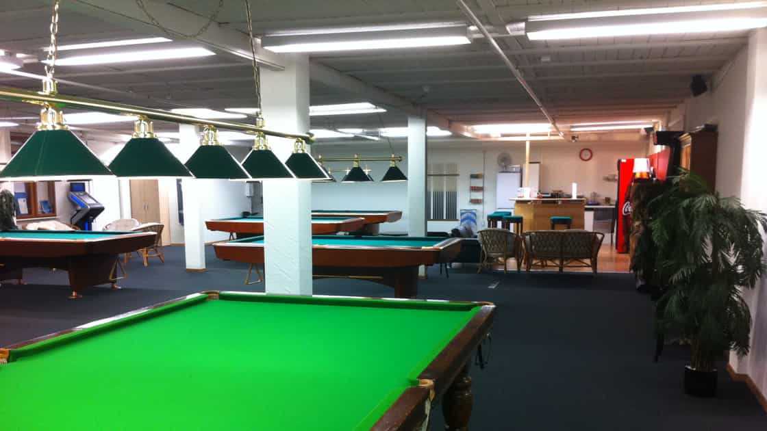 Der Snookertisch ist nach wie vor im klassischen Grün bezogen.