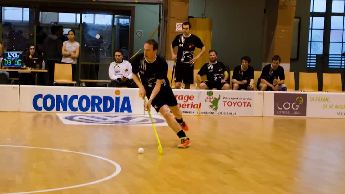 Spielaufbau eines Unihockeyspielers der Floorball Bears Bern.