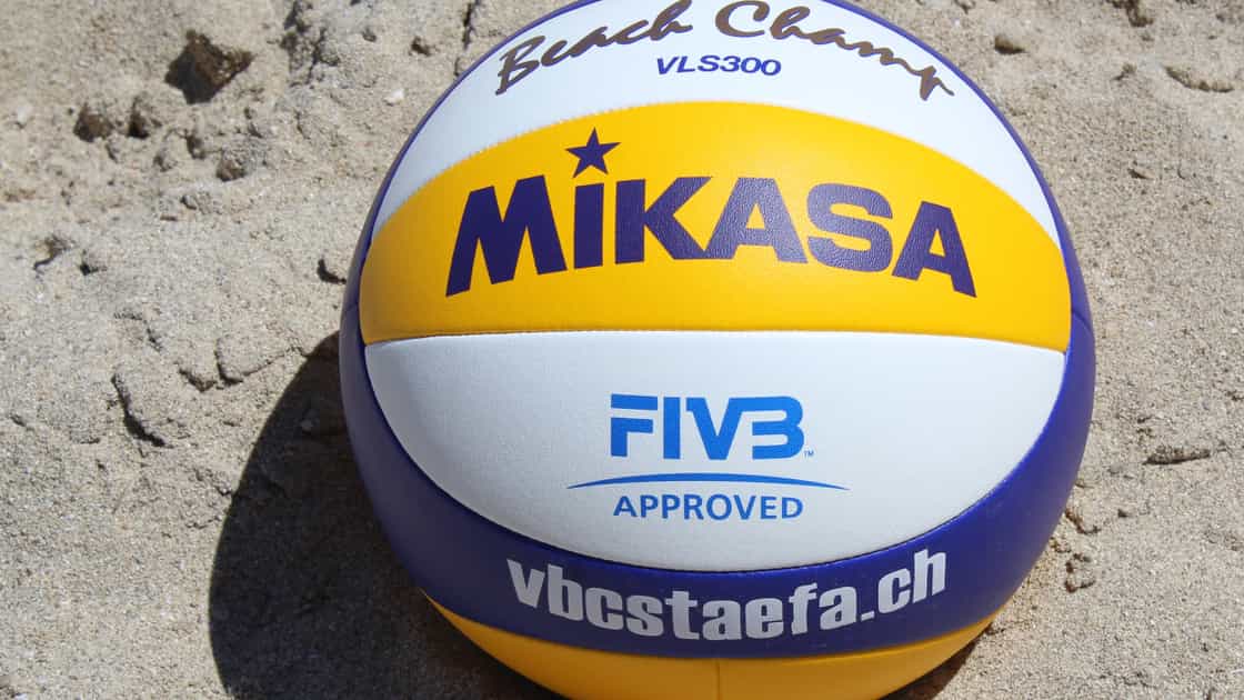 ein offizieller Beach Volleyball auf Sand angeschrieben mit vbcstaefa.ch