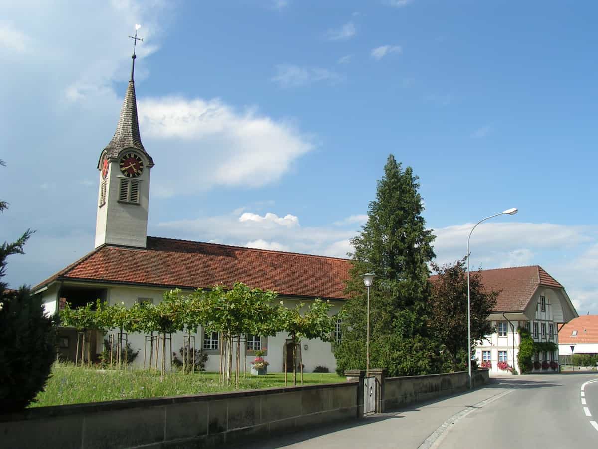 Kappelen BE, Kirche und Gemeindehaus