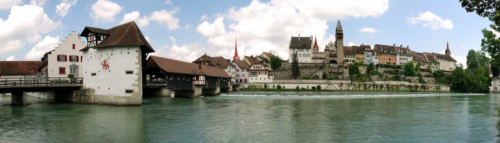 Ansicht von Bremgarten: Holzbrücke über die Reuss, Kirchturmspitze der Stadtkirche
