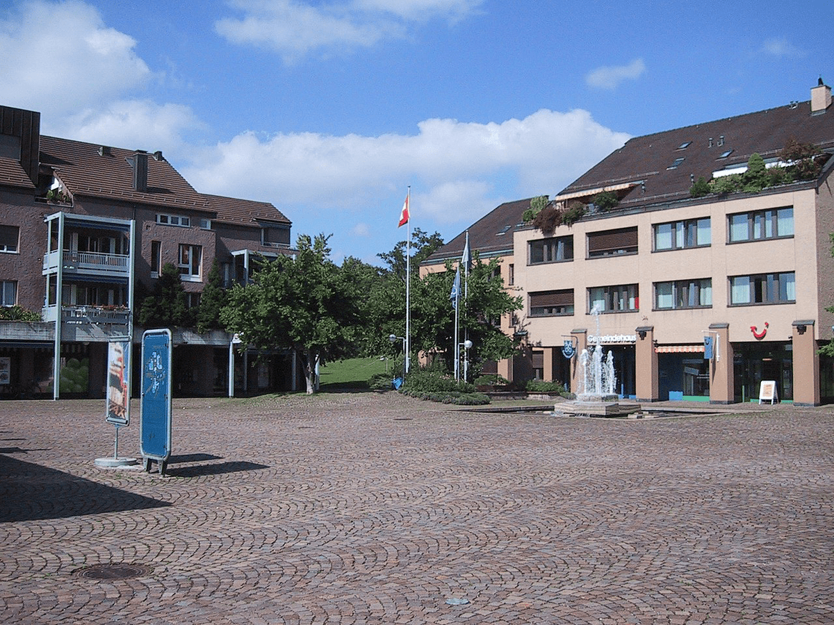 Dorfplatz mit Gemeindehaus im Zumikon