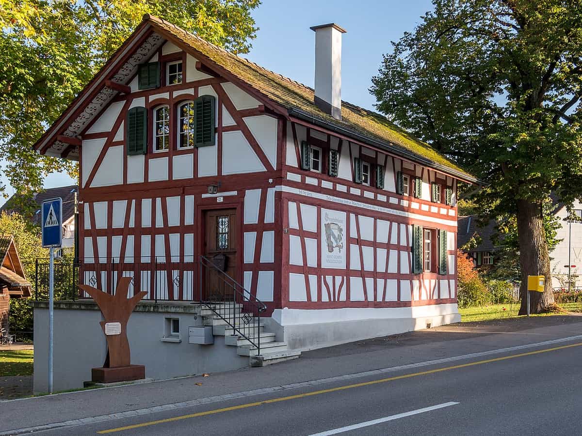 Bibliothek, ehemaliges Gemeindehaus in Ellikon an der Thur.