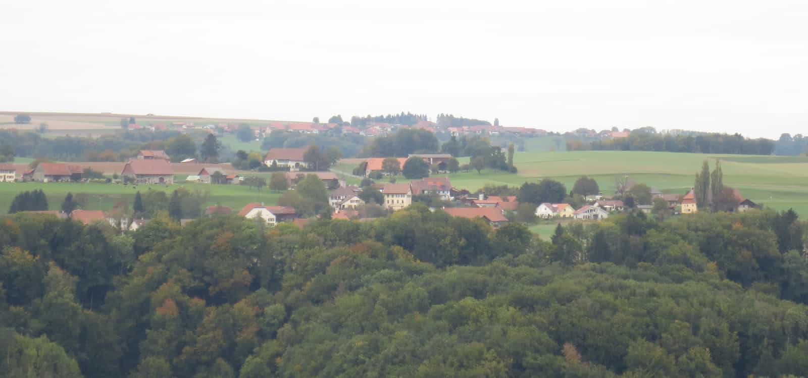 Bussy-sur-Moudon vista dalla strada tra Moudon e Chesalles, Svizzera