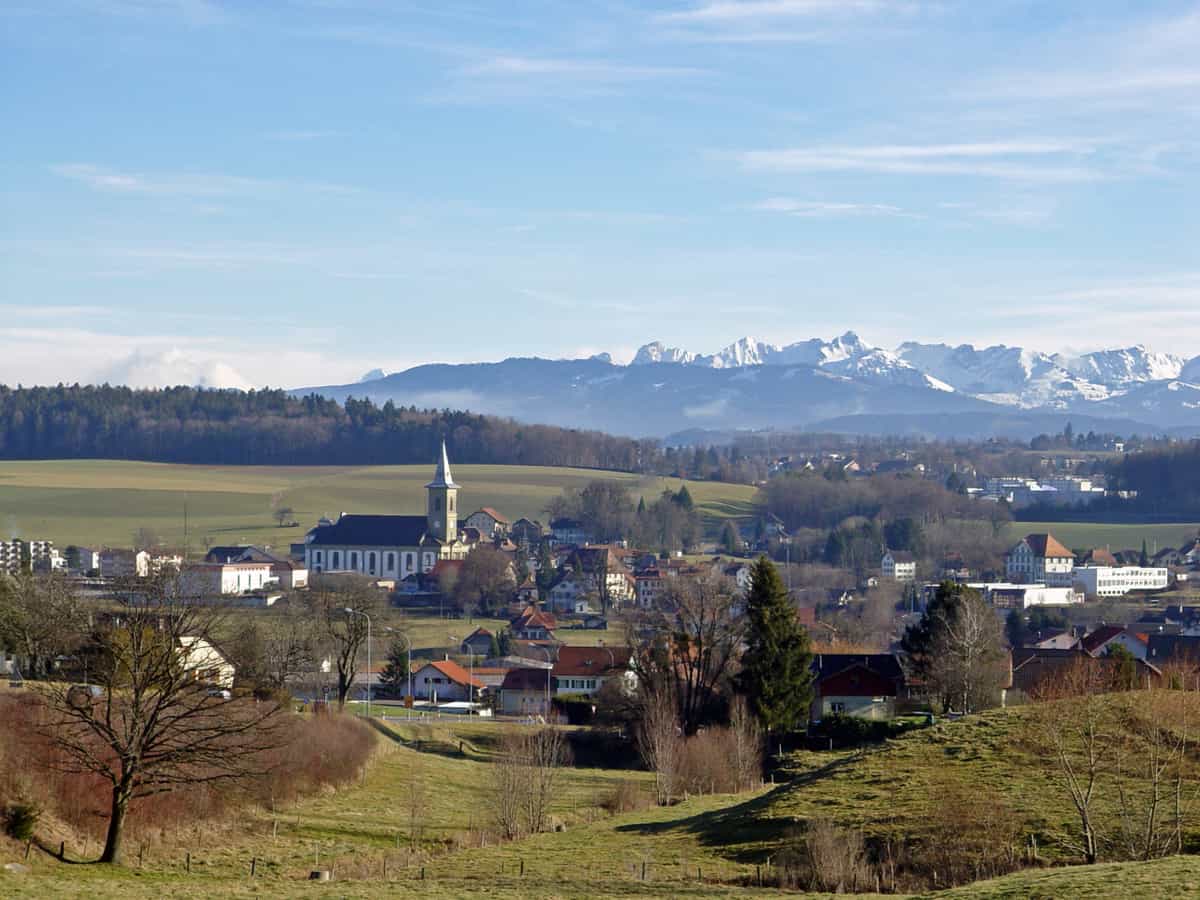 Belfaux (canton de Fribourg, Suisse) photographié depuis le sud-ouest.