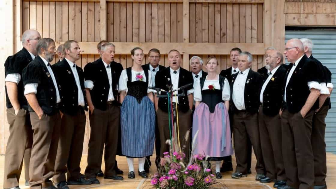 Il club di jodel Blüemlisalp Scharnachtal intona uno jodel naturale su un palco