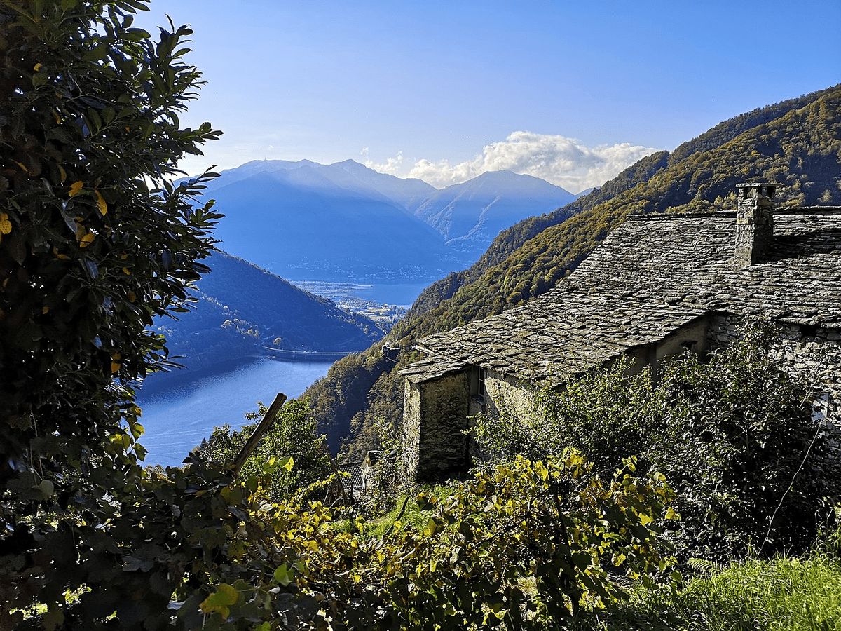 Maison en pierres sèches à Mergoscia et lac de Vogorno dans le Val Verzasca dans le canton du Tessin