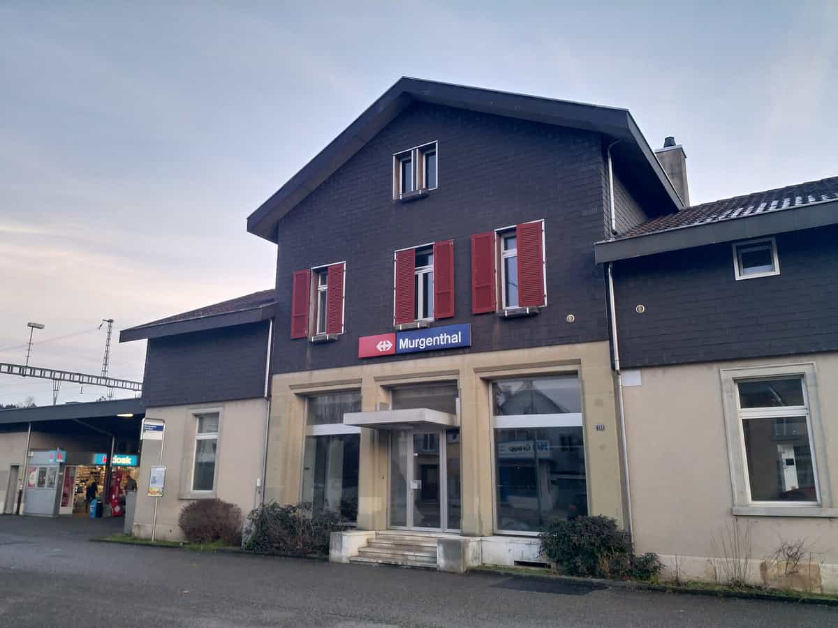 Bahnhof Murgenthal, Kanton Aargau, Schweiz, gesehen von der Strassenseite.