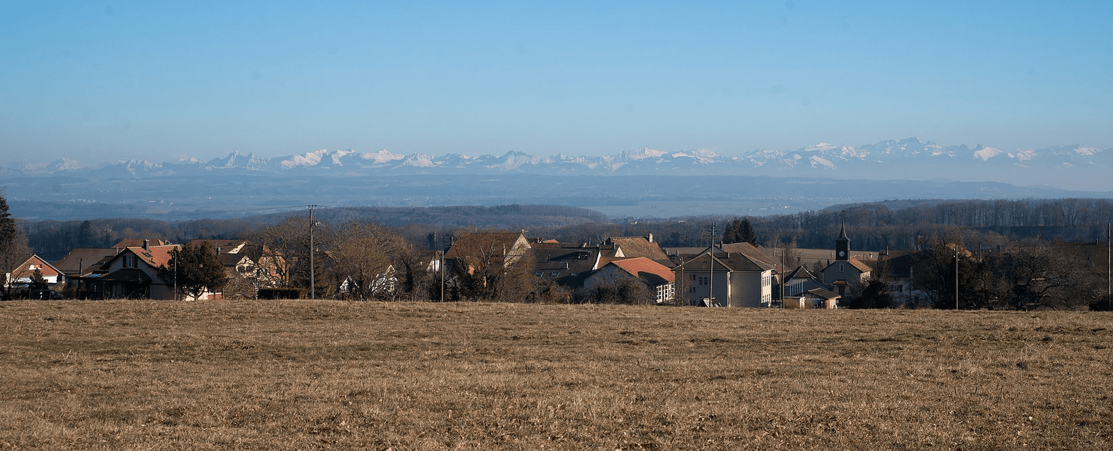Commune de Moiry, canton de Vaud, Suisse. Les Alpes en arrière plan.